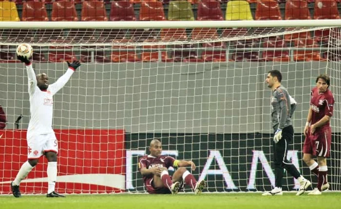 Dani Coman (al doilea din dreapta) priveşte cum Toto Tamuz sărbătoreşte marcarea unui nou gol