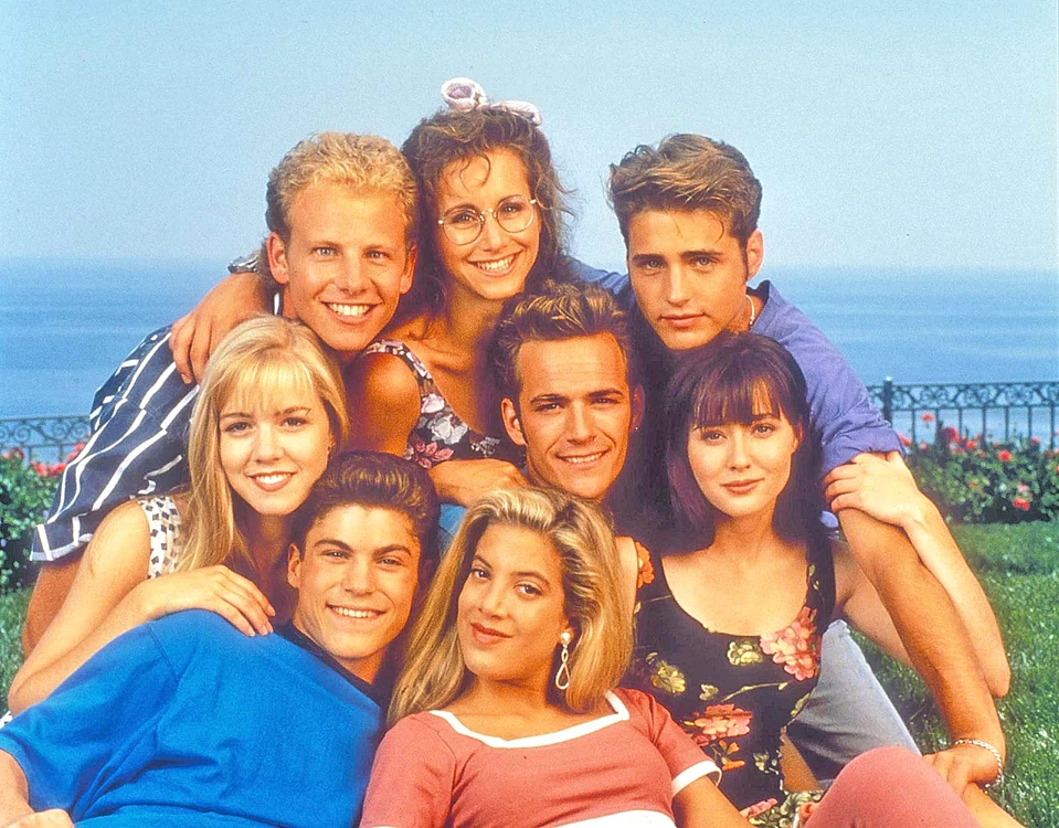 Protagoniştii serialului,  de la stânga la dreapta:  Steve, Andrea, Brandon, Brenda,  Dylan, Donna, David şi Kelly