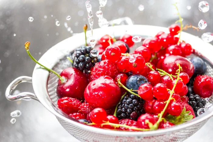 Fructele se pot spăla doar cu apă / foto: Shutterstock
