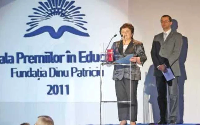 Profesorul preuniversitar al anului: Daniela Ceredeev (stânga) din Vatra Moldoviţei, Suceava