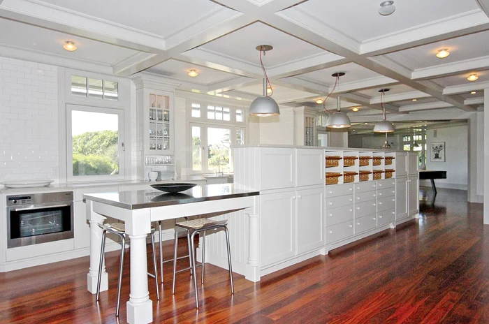 Clădirea este  decorată în stil clasic 