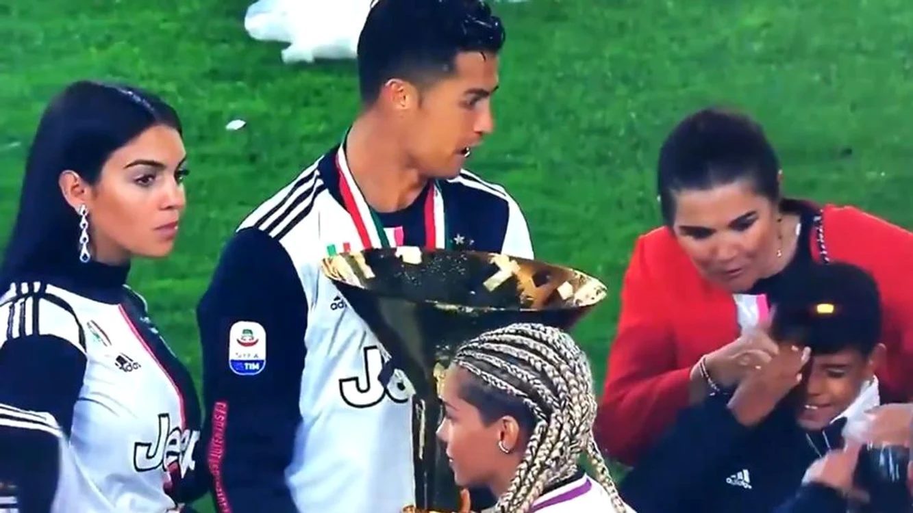 
    Cristiano Ronaldo l-a lovit cu trofeul pe fiul său, Cristiano Jr.  
