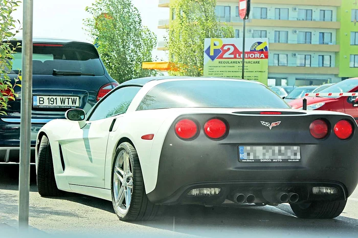 Chevroletul Corvette pe care-l conduce manelistul e vopsit în două culori