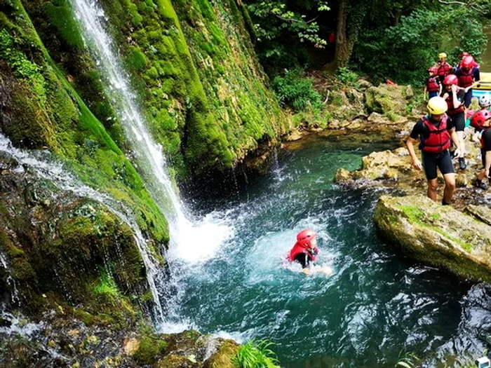 
    Cascada Vadu Crișului are 9 metri înălțimeFoto: adevarul.ro  