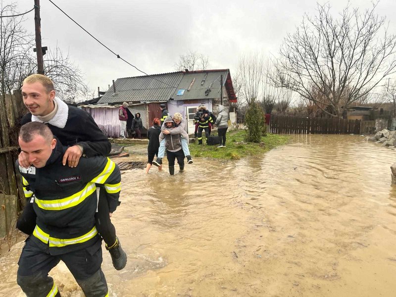 Scene penibile la inundațiile din Hunedoara. Tineri cărați de pompieri „să nu își ude papucii“ FOTO