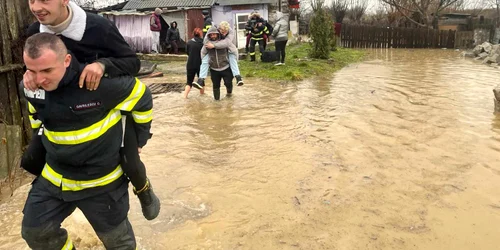 Localnici evacuați din calea apelor  Foto ISU Hunedoara (3) jpg