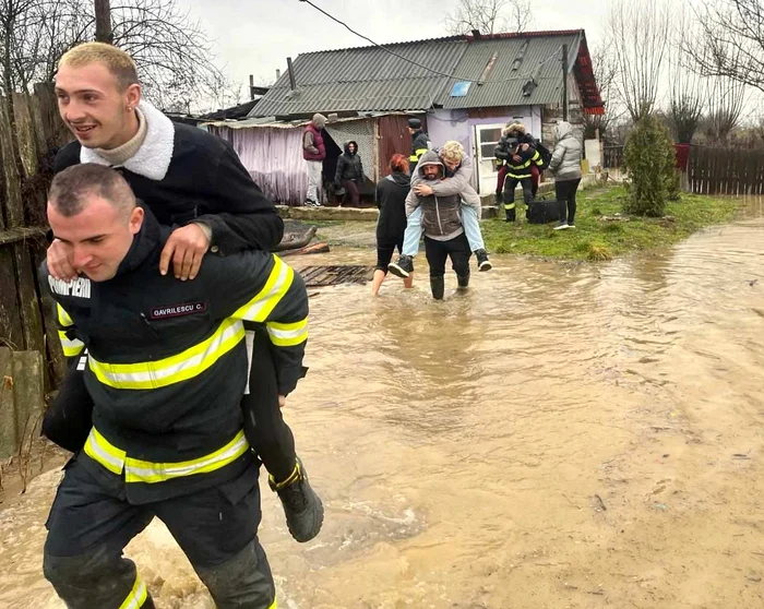Misiunea de evacuare. Foto: ISU Hunedoara