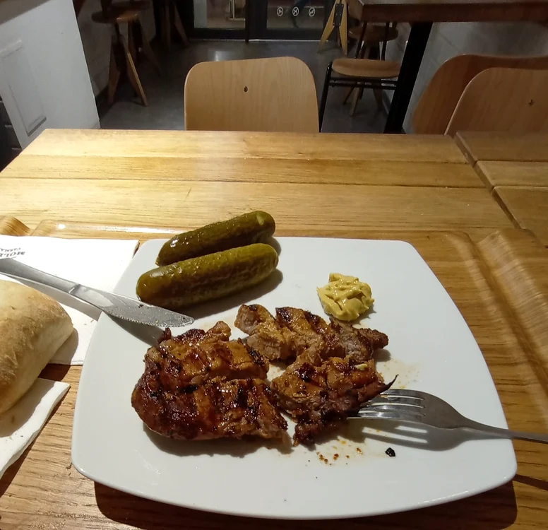 La carmangerie se servește și mâncare gătită. FOTO: Dan George Drăgușin/Carmangeria Moldovan