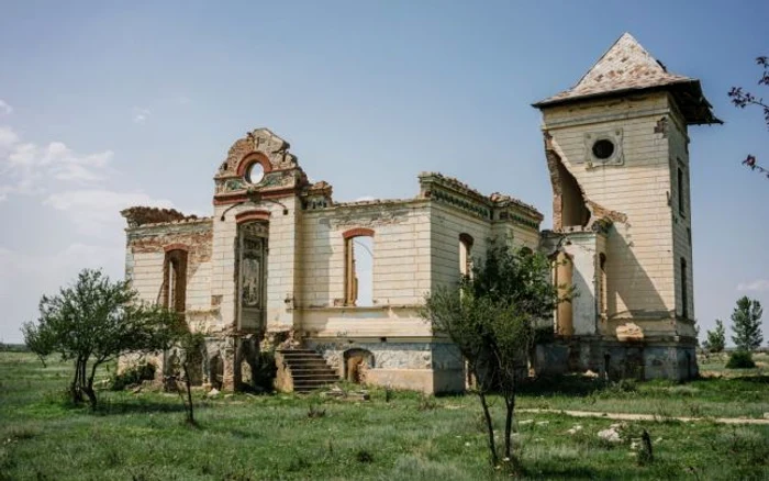 Conacul Orezeanu, lăsat în paragină FOTO itinerama.ro/baragan