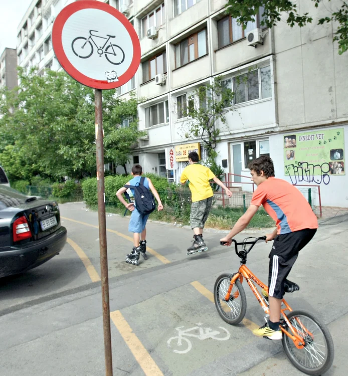 Pista de biciclete de pe Bd. Cantemir a fost închisă de Poliţia Rutieră din cauza traseului plin de pericole