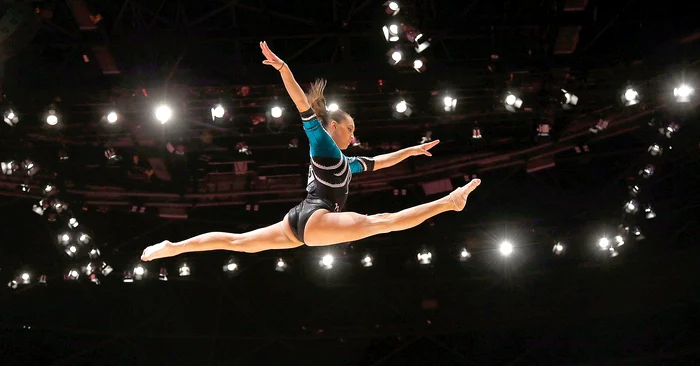 
    Gimnasta a avut evoluţii bune la toate  cele patru aparate, devenind a doua  româncă din istorie dublă medaliată  în proba de individual compus la CM, după Lavinia MiloşoviciFOTO: AP   