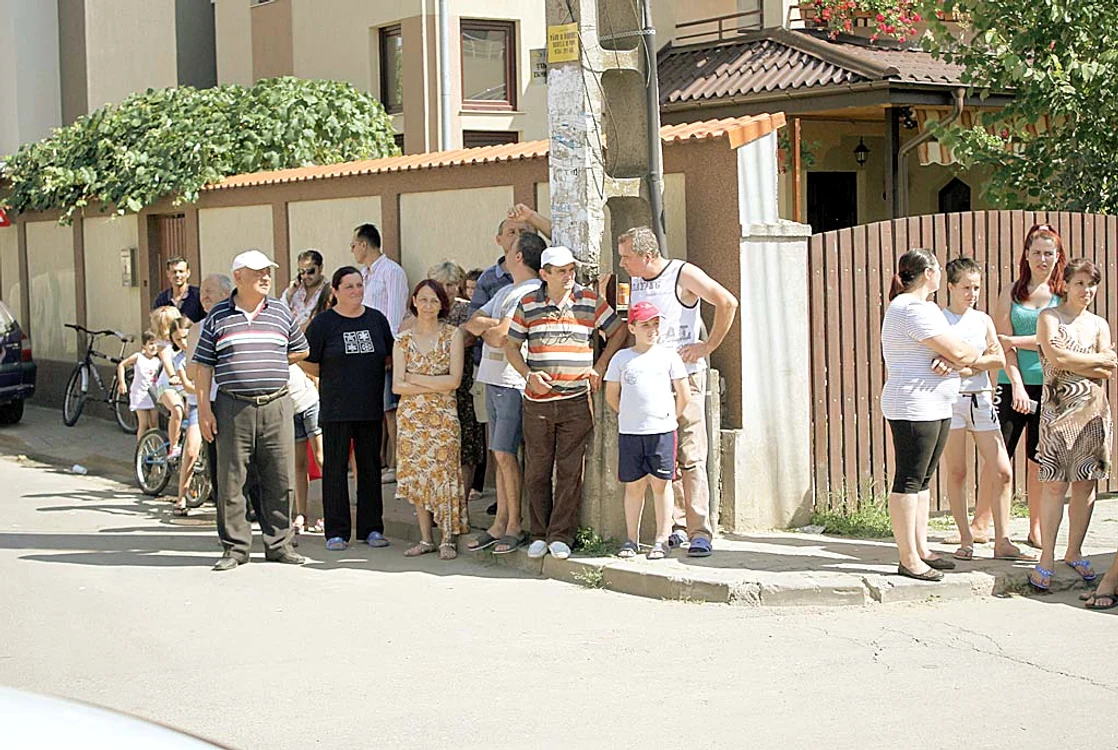 În stradă, vecinii s-au adunat curioşi să asiste la eveniment