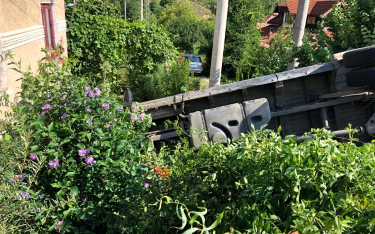 Camion cu ceareale răsturnat sub un pod, după ce i-a explodat o roată, în Brezoi - Vâlcea