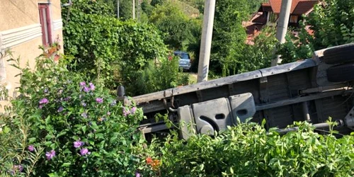 Accident pe DN 7 A în Brezoi - Vâlcea camion răsturnat sub un pod după ce i-a explodat o roată Foto Adevărul