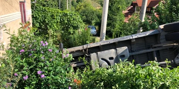 Accident pe DN 7 A în Brezoi - Vâlcea camion răsturnat sub un pod după ce i-a explodat o roată Foto Adevărul 