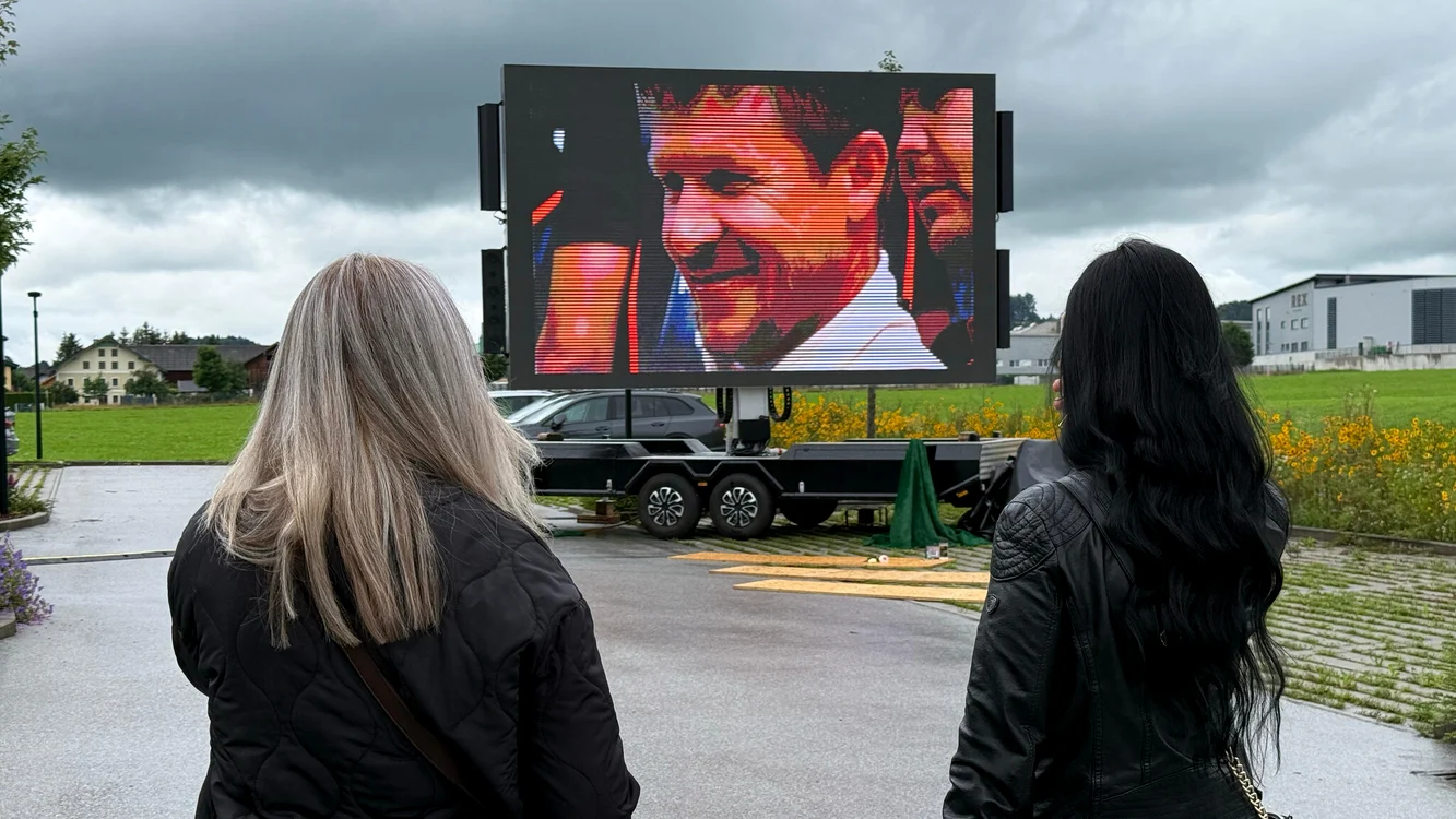 Momente din viața lui Felix Baumgartner pe un ecran uriaș. Foto: Krone.at