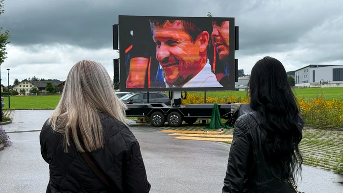 Momente din viața lui Felix Baumgartner pe un ecran uriaș. Foto: Krone.at