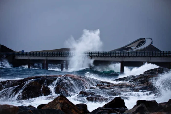 Drumul Atlanticului ce leagă mai multe insule din norvegia este considerat unul dintre cele mai periculoase drumuri  FOTO visitnorway.com