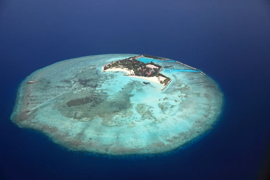 Maldivele formează un arhipelag din Oceanul Indian (aflat la sud-vest de Sri Lanka, lângă Ecuator) care cuprinde 1.190 insule de coral
