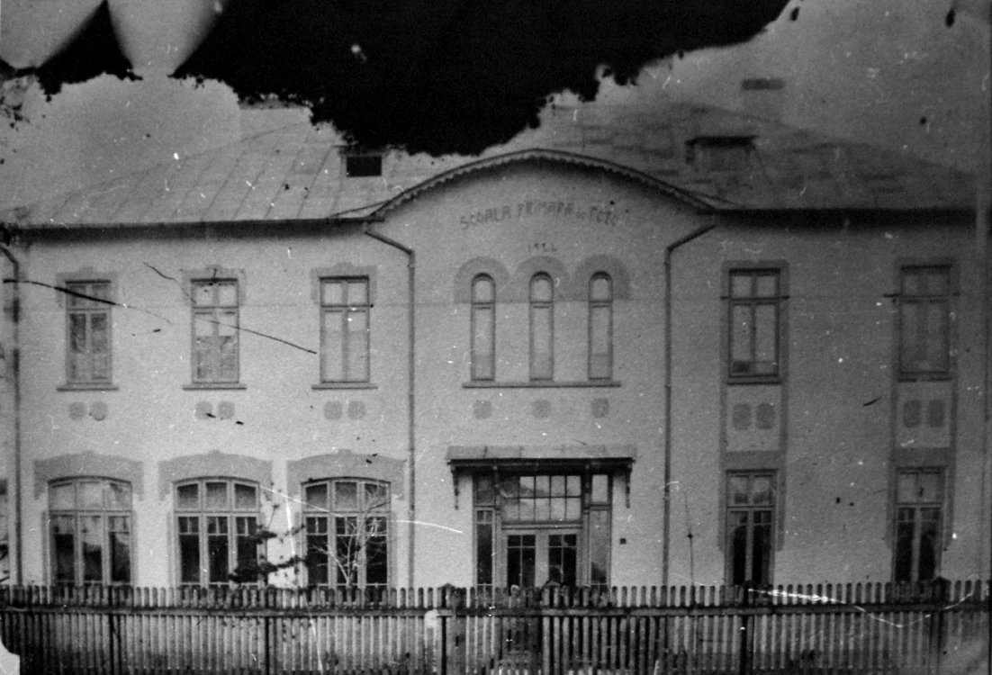 Şcoala Nr. 1 din Slobozia, surprinsă pe peliculă de forograful Costică Acsinte FOTO: Colecţia „Acsinte” Muzeul Judeţean Ialomiţa