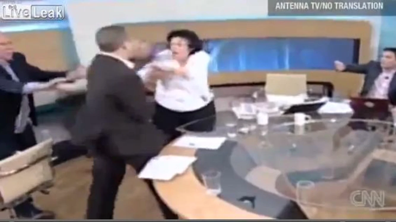 
    Bătaie în direct la TV  