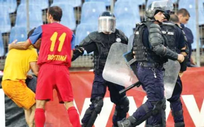 Boştină a încercat să-l scape pe golanul care a intrat pe gazon la meciul cu Charleroi
