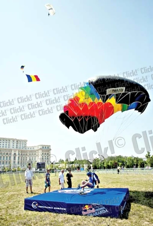 Steliana ne arată  punctul unde a reuşit  să aterizeze cu paraşuta (Fotografii: Dorin Constanda, Red Bull)