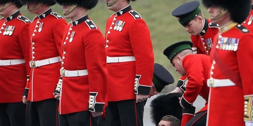 Unul dintre militari s-a prabuşit din senin la pământ FOTO: photoblog.msnbc.msn.com