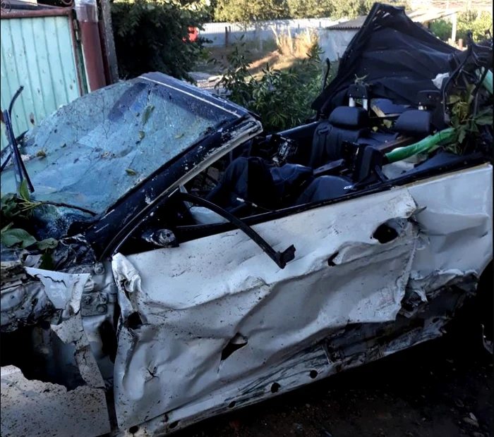 Mașina a intrat cu viteză în curtea victimelor