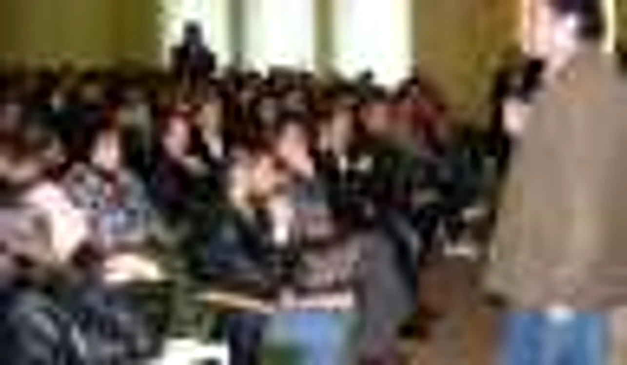 Profesorii îşi împărtăşesc nemulţumirile în amfiteatrul Liceului Eminescu