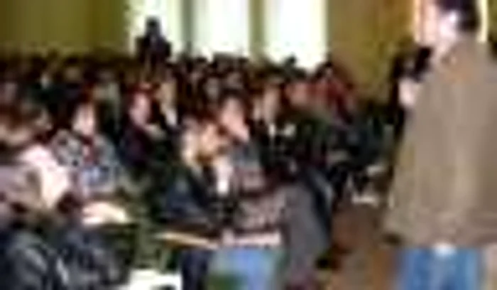 Profesorii îşi împărtăşesc nemulţumirile în amfiteatrul Liceului Eminescu