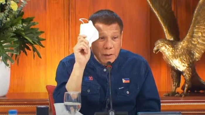 Președintele filipinez i-a sfătuit pe oameni să folosescă benzină pentru a se dezinfecta