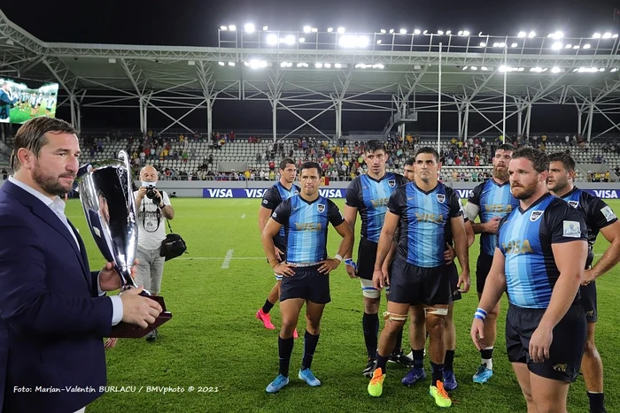 Președintele FRR, Alin Petrache, i-a înmânat Cupa Latină talonerului Julian Montoya, căpitanul „pumelor”Foto: Marian Burlacu