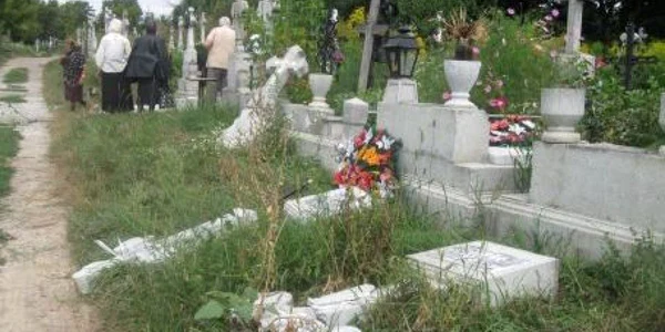Cei doi tineri sunt cercetaţi penal pentru profanare şi pentru furt