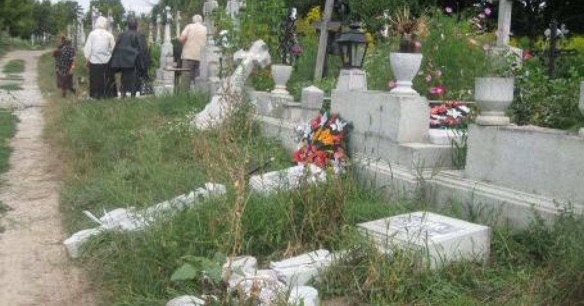 Cazurile de profanare de morminte se extind. „Atac” într-un cimitir din Dolj. Făptașii ar fi plecat cu mii de lei