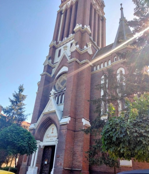 Cum a dat cărămida folosită la construcție numele unei biserici din Vestul României FOTO VIDEO 