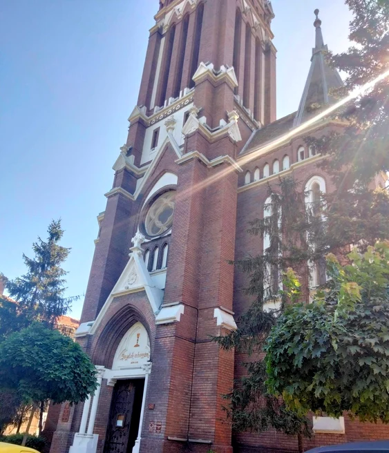 Biserica se află pe bulevardul principal FOTO Facebook Biserica Roșie 