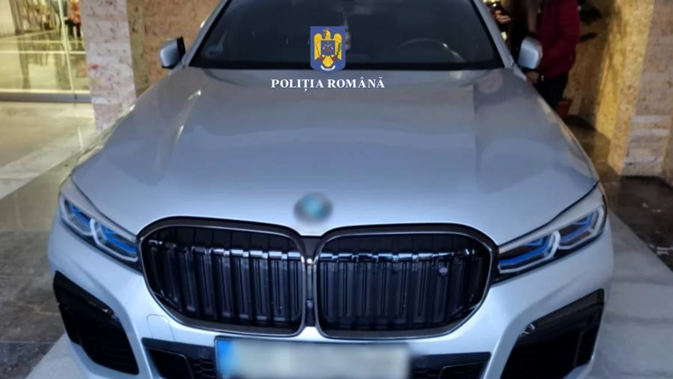 Mașina de lux cumpărată cu bani falși FOTO IPJ Bacău