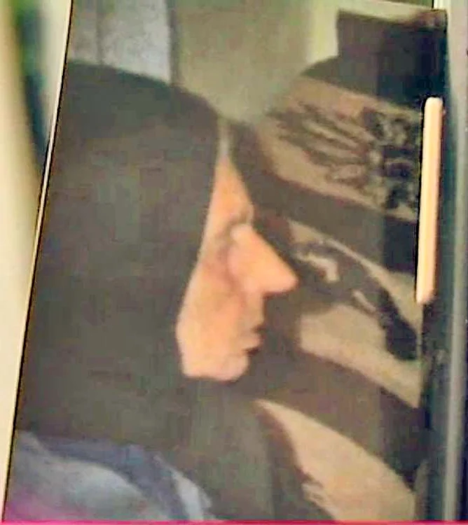 Ţaţa Sanda, decedată  de 3 ani, ar fi năluca din poză, spun sătenii