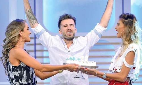A primit un tort de la colegele Diana Dumitrescu şi Ramona Olaru jpeg