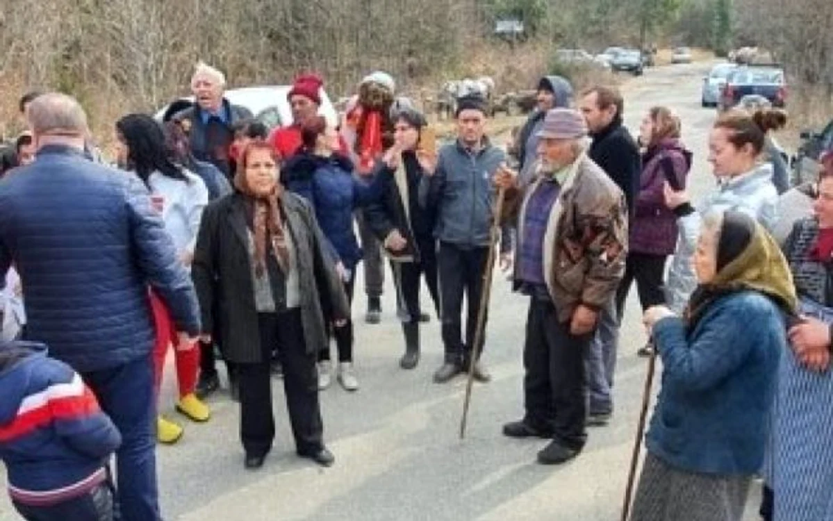 Miercuri, 26 februarie, sătenii din comuna argeșeană Nucșoara au ieşit pe stradă cu bâte şi topoare să ceară mutarea centrelor de carantinăFOTO: adevarul.ro