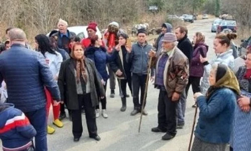 oameni nemultumiti pe strada din nucsoara jpeg