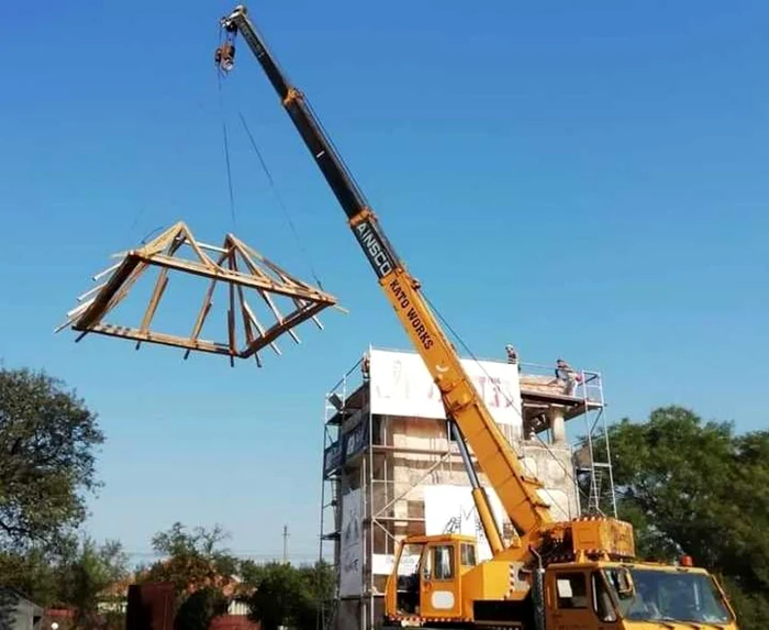 Cula de la Şiacu are un nou acoperiş (FOTO: facebook.com/Monumentalistul)