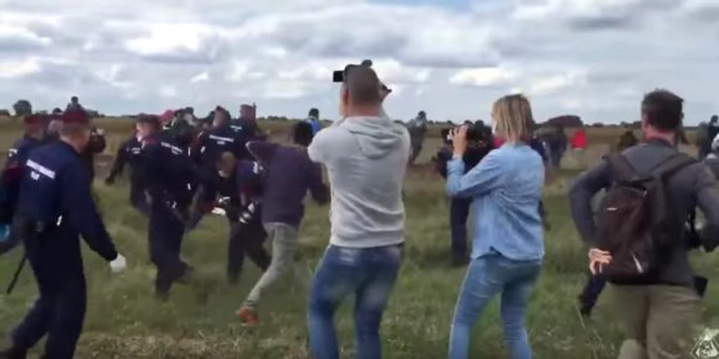 
    Jurnalista nu a ţinut cont că sunt copii şi i-a lovit cu sălbăticieFoto: captură video Youtube  