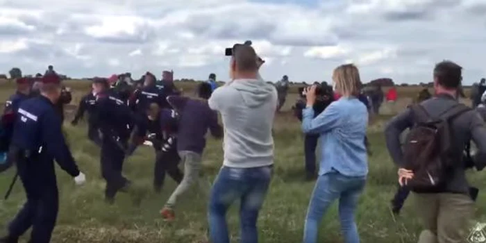 
    Jurnalista nu a ţinut cont că sunt copii şi i-a lovit cu sălbăticieFoto: captură video Youtube  