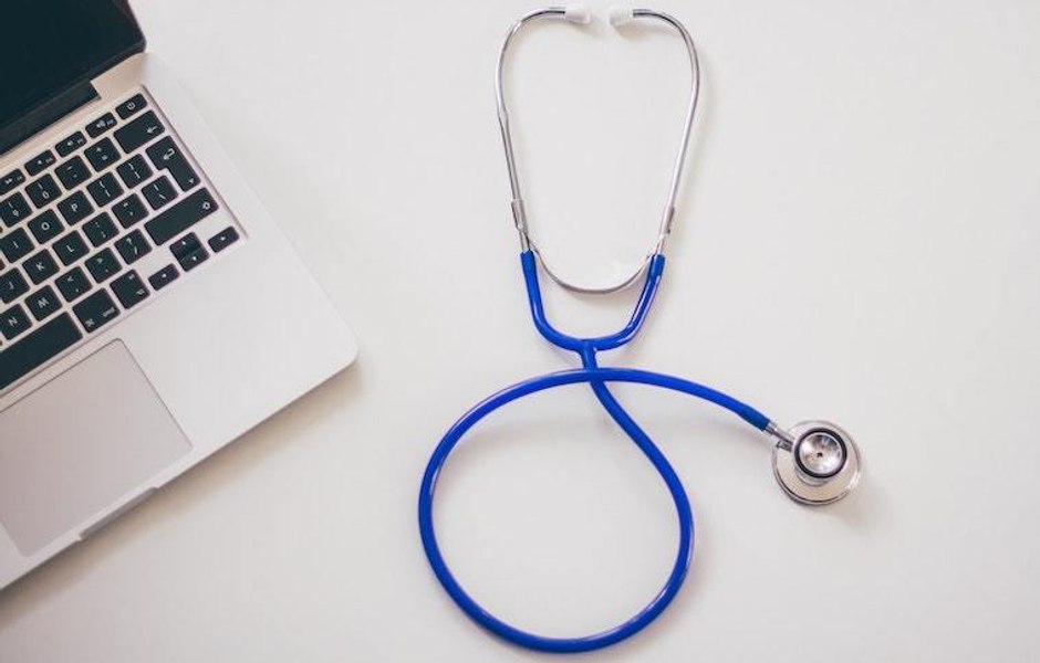 Primele alegeri în format hibrid organizate de Colegiul Medicilor. 7 din 10 medici au votat electronic       