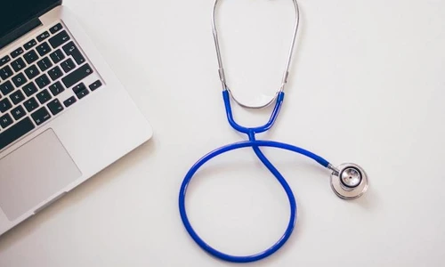 1 stetoscop pe masa jpg jpeg