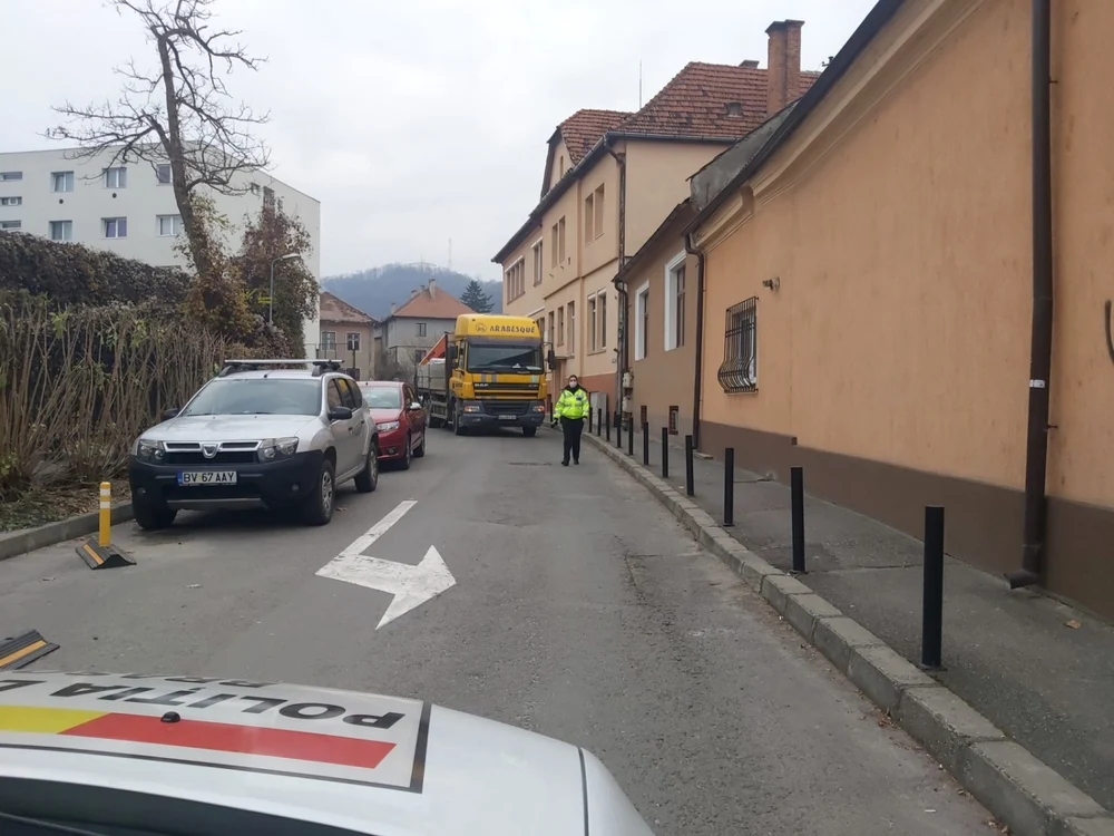 Amenzi pentru camioanele care circulă fără permis de liberă trecere FOTO Primăria Braşov