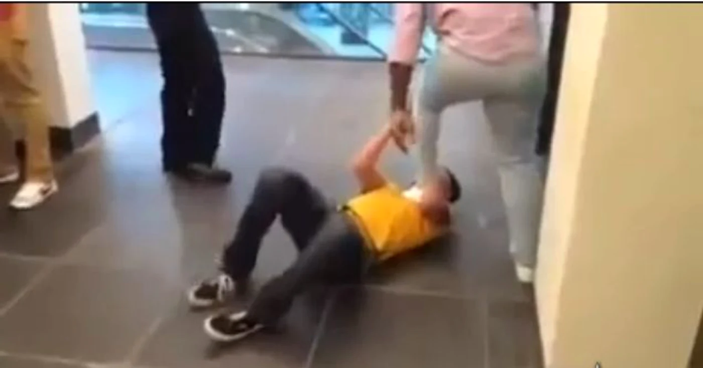 Tânărului rasist îi este aplicată o corecţie fizică