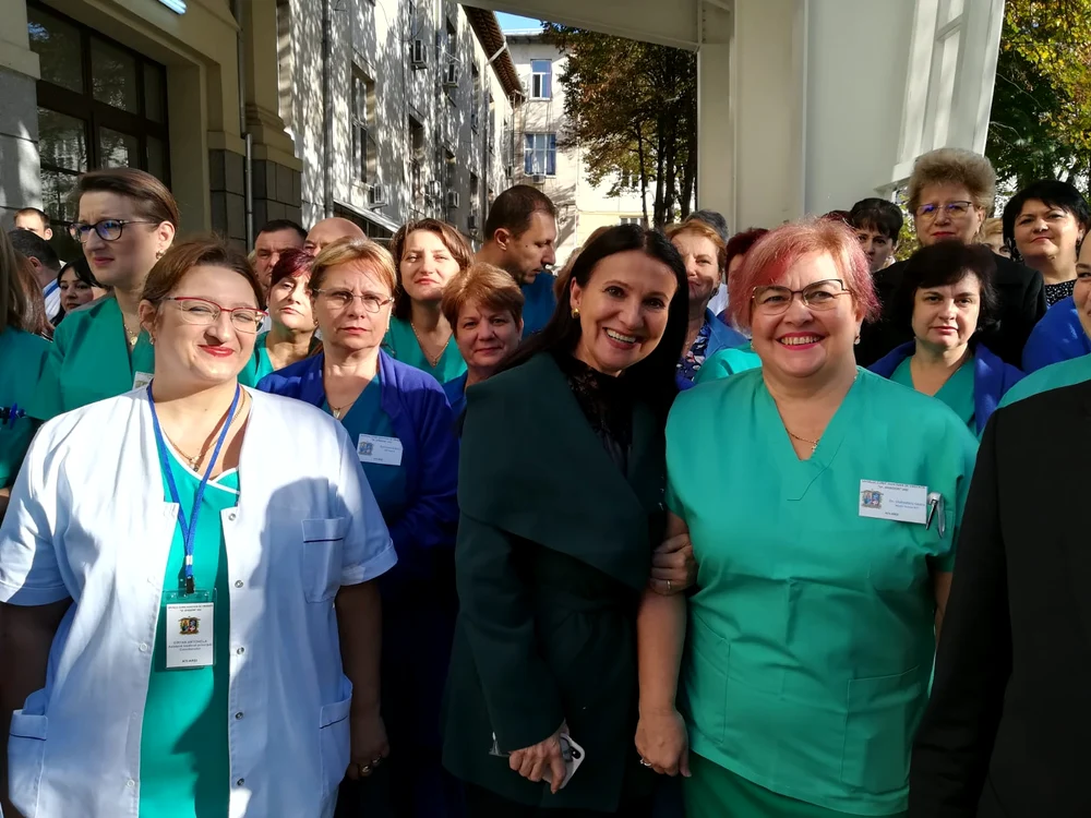 Sorina Pintea şi medicii de la Spitalul Sfântul Spiridon din Iaşi